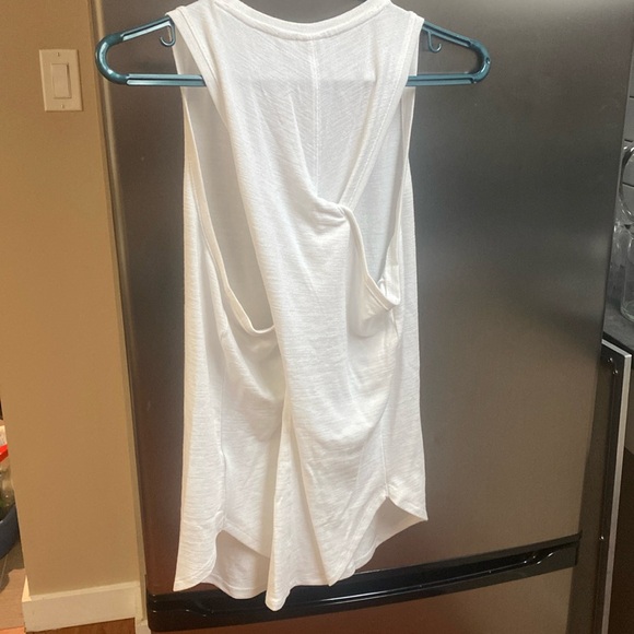 BNWT White Gap Twist back tank top - Picture 4 of 4